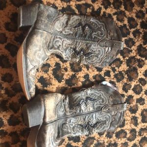 Size 7 women’s cowboy boots